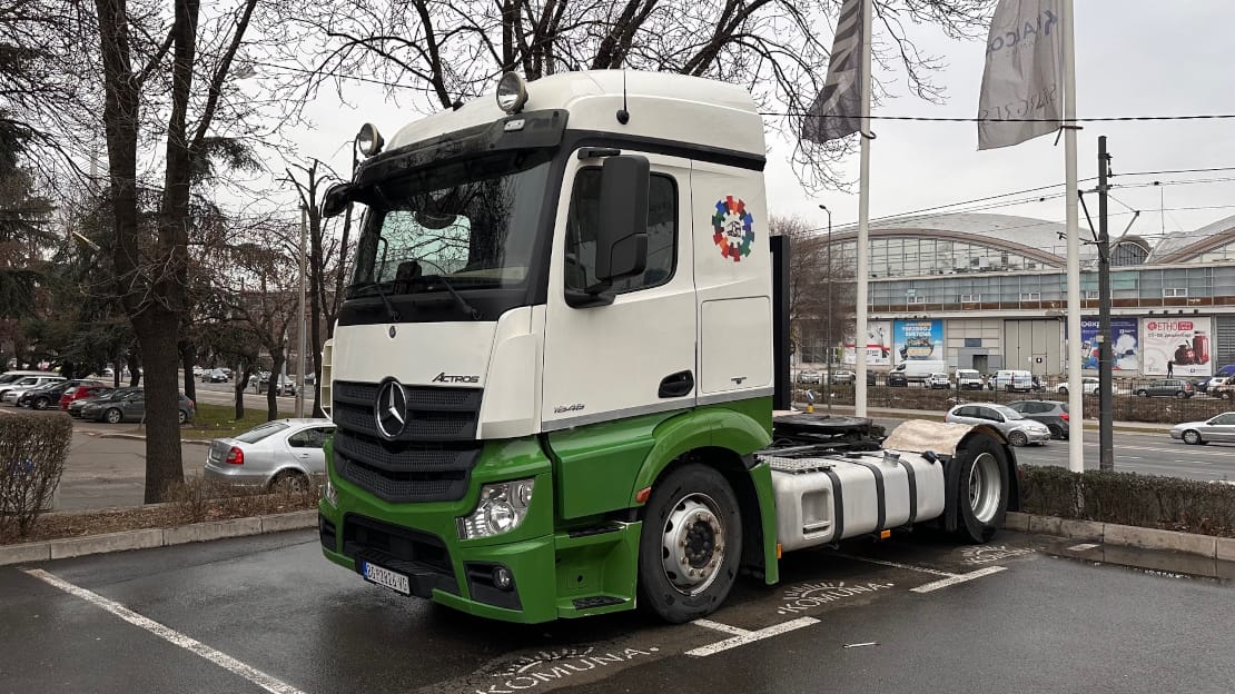 Kamion Mercedes-Benz Actros 1848 za pouzdan međunarodni transport ispred zgrade Sajma u Beogradu